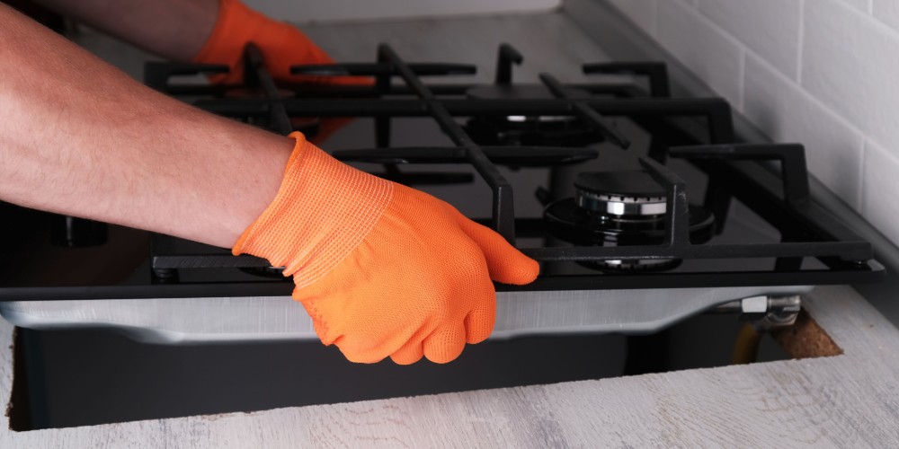 Montaż płyty kuchennej do zabudowy w blacie