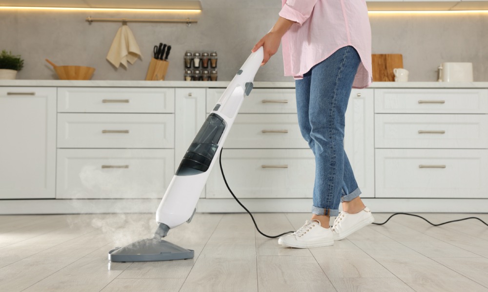 kobieta myje podłogę mopem parowym