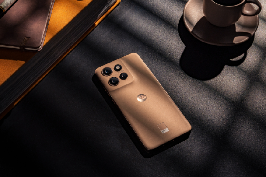 motorola edge 50 latte lezy na blatte