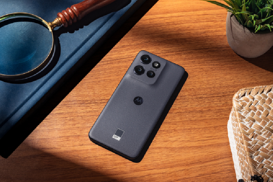 motorola edge 50 ultra szara lezy na blacie