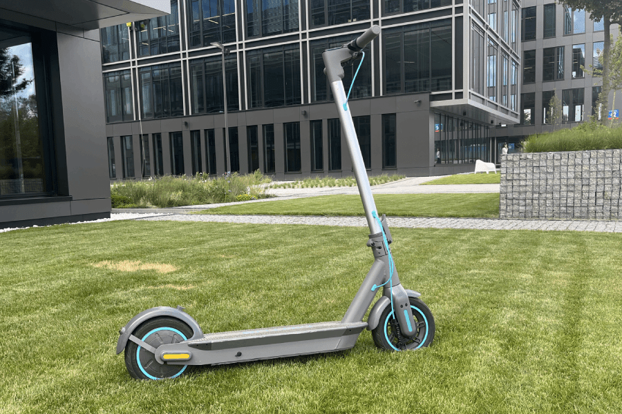 Po rozpakowaniu pudełka z hulajnogą ukazuje nam się Motus Scooty 10 w częściach. Może to na początku wyglądać trochę przerażająco, ale dając sobie chwilkę na zastanowienie, można bardzo łatwo dojść do odpowiednich wniosków i szybko złożyć hulajkę.