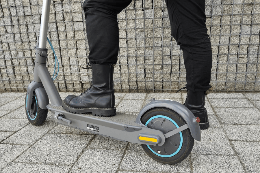 Czas ładowania hulajnogi to około 7–8 godzin w moim przypadku zdarzały się wahania rzędu 6–7, ale generalnie Motus Scooty 10 ładuje się dość długo, co wcale mnie nie dziwi przy tak dużej baterii.