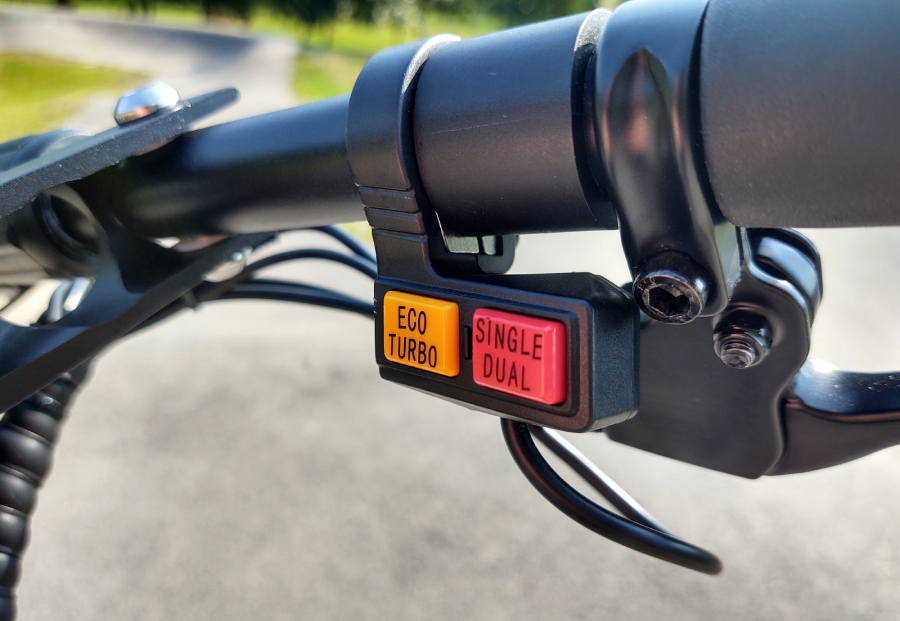 przyciski turbo i eco oraz dual i single w hulajnodze motus pro10 sport 2021