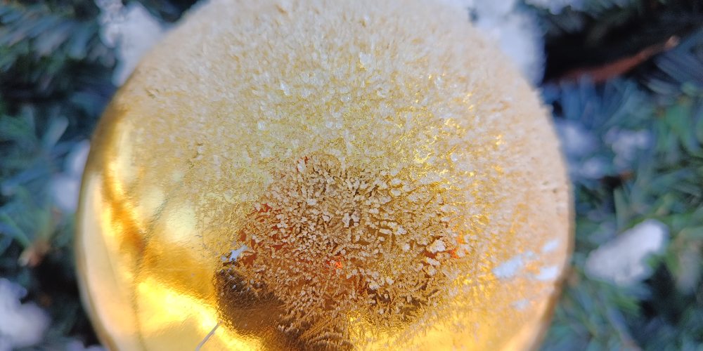 Zdjęcie makro bombki pokrytej mroźnymi wzorami zrobione xiaomi redmi note 15.