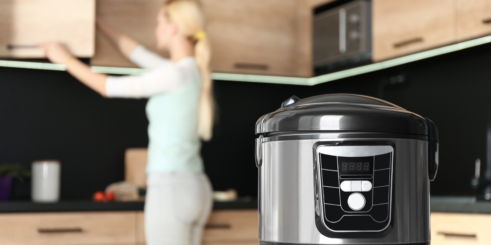 multicooker stoi na stole