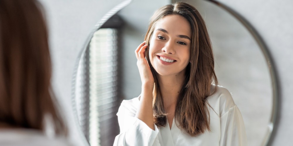 Kobieta z gładką cerą po fototerapii