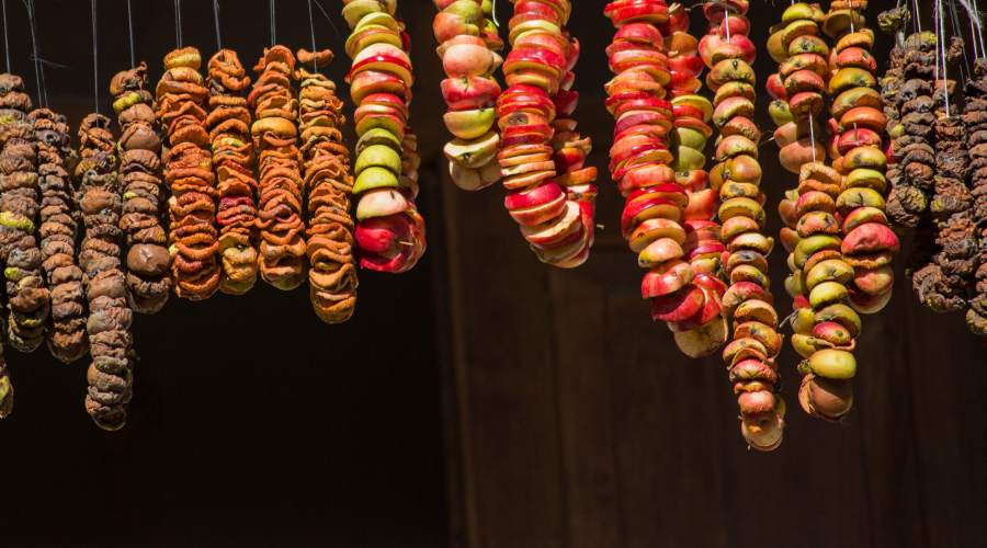 jabłka suszące się na słońcu