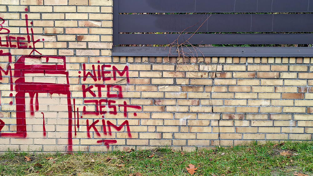 napis na murze fotografia wykonana smartfonem motorola edge 70