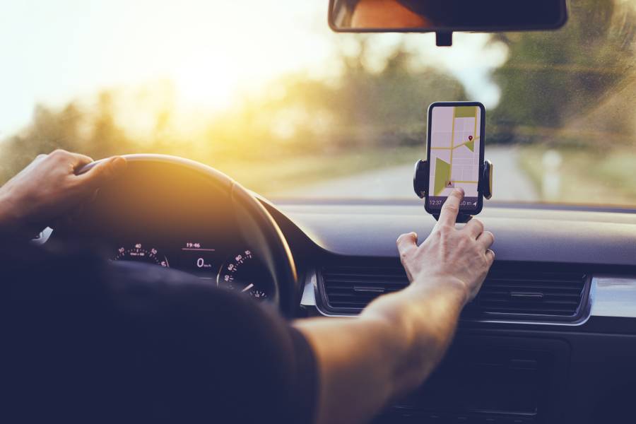Biorąc pod uwagę najnowsze, multifunkcjonalne smartfony i niemal nieograniczony dostęp do internetu, darmowa nawigacja samochodowa na telefon może się wydawać rozwiązaniem lepszym niż zakup osobnego urządzenia.