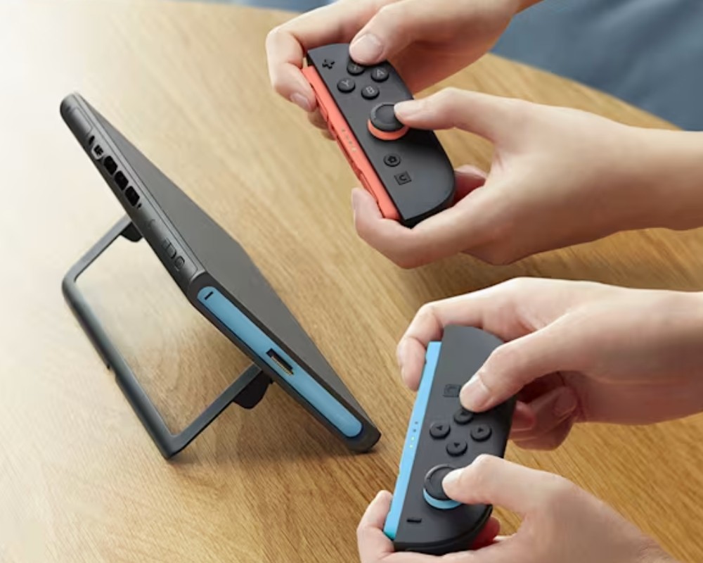 Dwie osoby grają w grę kooperacyjną na jednym ekranie za pomocą Joy-Conów 2