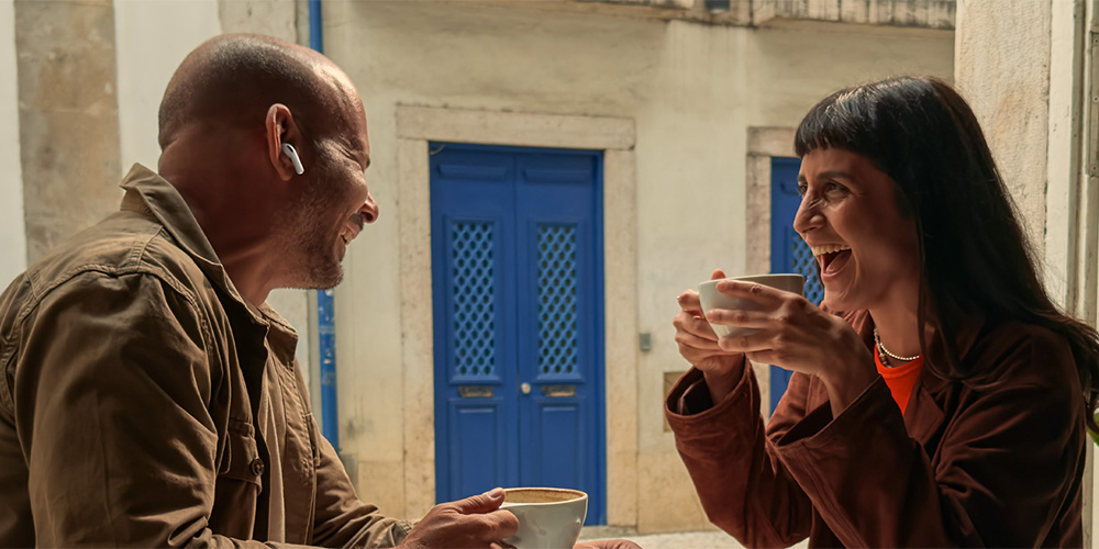 Niedosłyszący rozmówcy korzystający z funkcji Aparat słuchowy AirPodst Pro 3