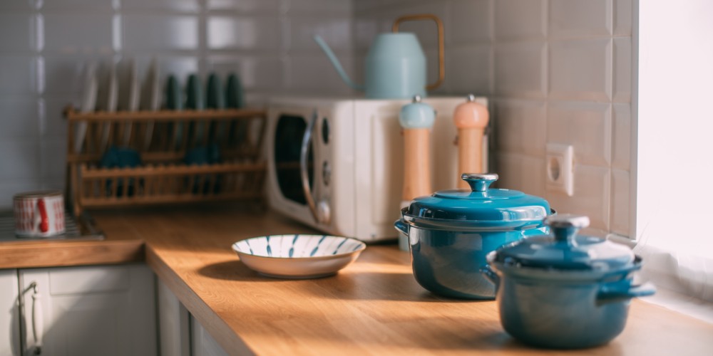 Naczynia retro w kuchni vintage