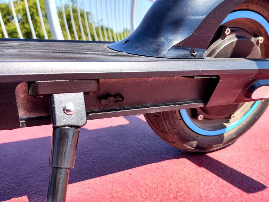 Jest zasłonięty przez gumową uszczelkę, kt&oacute;ra ochrania go przed wodą i kurzem, oraz przez n&oacute;żkę.