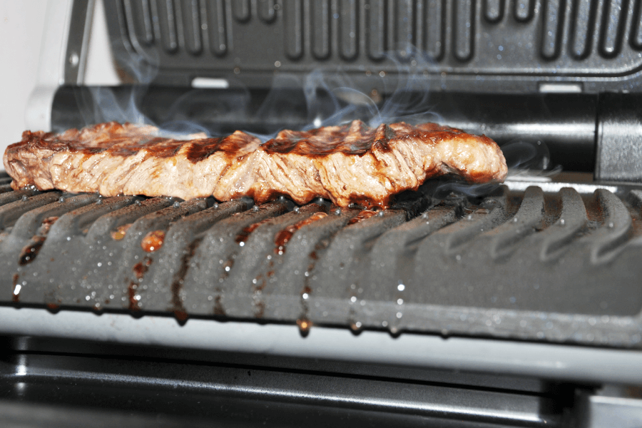 Po codziennym używaniu OptiGrilla+ do przygotowywania mięs, ryb i gofrów jestem pod wrażeniem, z jaką łatwością daje się utrzymać w czystości. Zarówno tacki do grillowania, jak i do gofrów są naprawdę nieprzywierające.