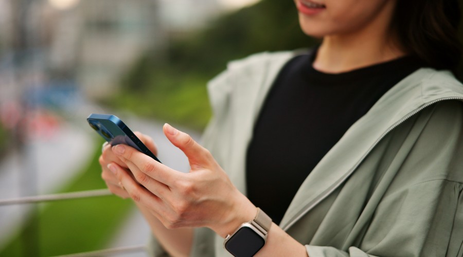 Kobieta odblokowująca telefon bez hasła