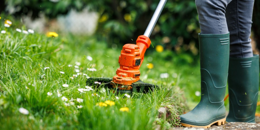 Koszenie trawy podkaszarką