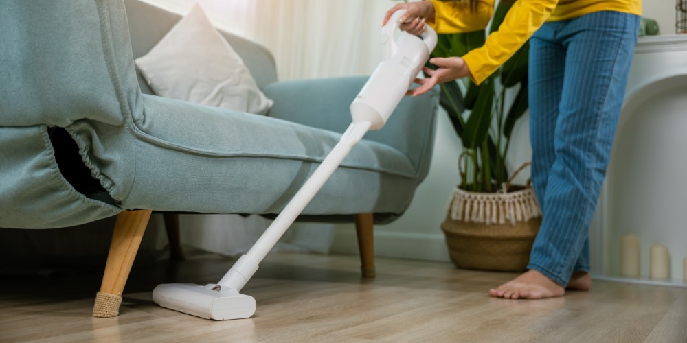 Kobieta odkurzająca panele