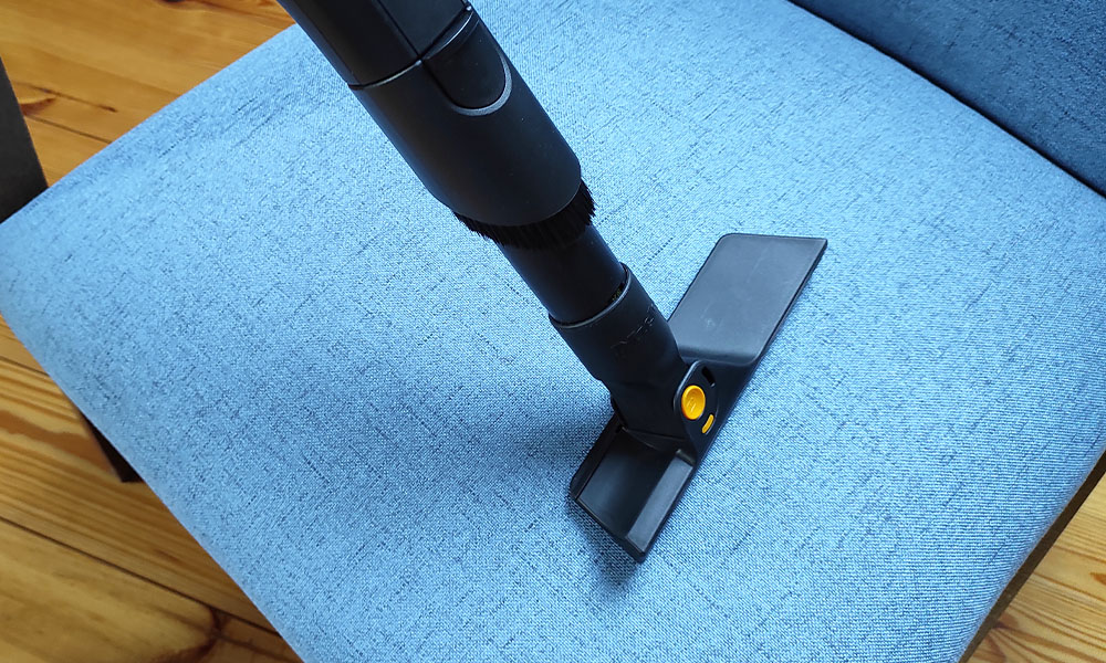 test odkurzacza Miele Guard L1 Cat and Dog odkurzanie fotela