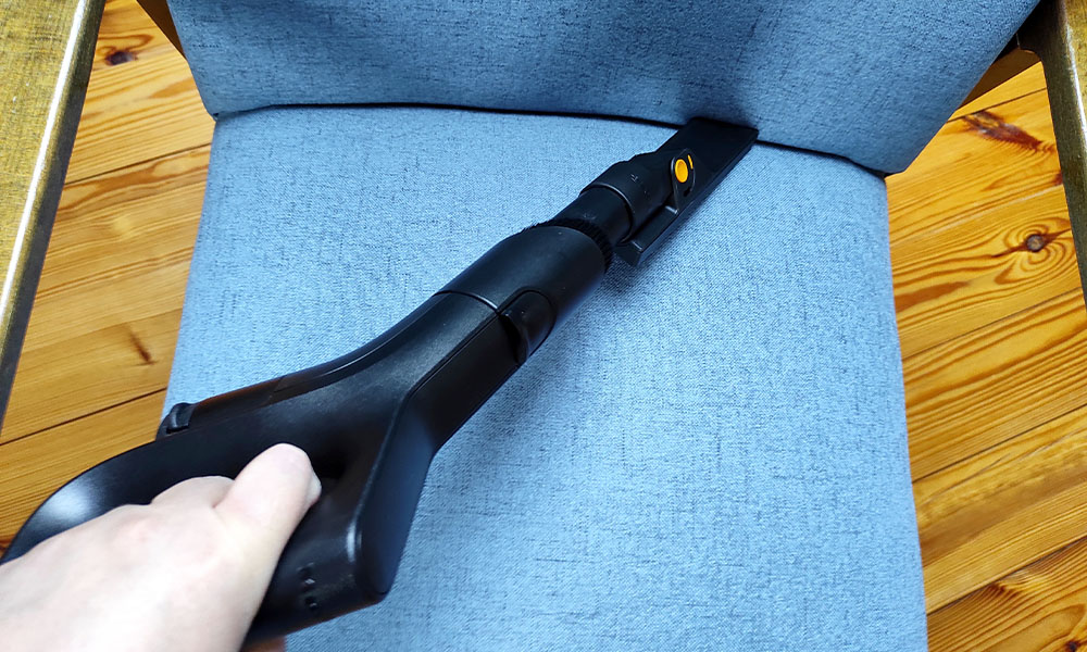 test odkurzacza Miele Guard L1 Cat and Dog odkurzanie fotela szczelin&oacute;wką