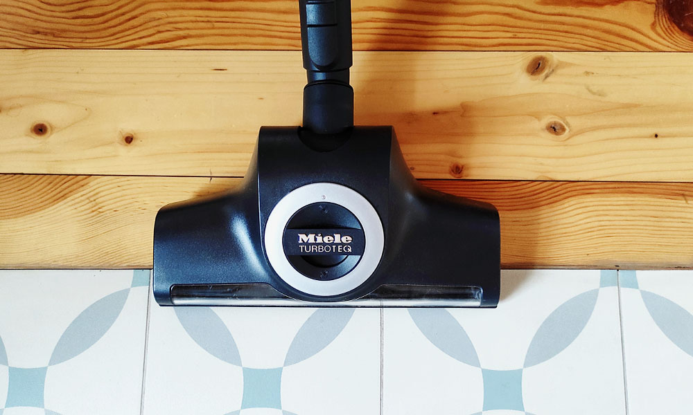 test odkurzacza Miele Guard L1 Cat and Dog odkurzanie podłogi 