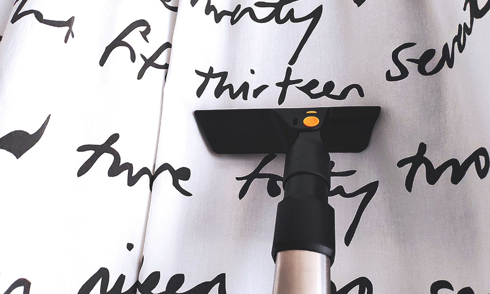 test odkurzacza Miele Guard L1 Cat and Dog odkurzanie zasłony