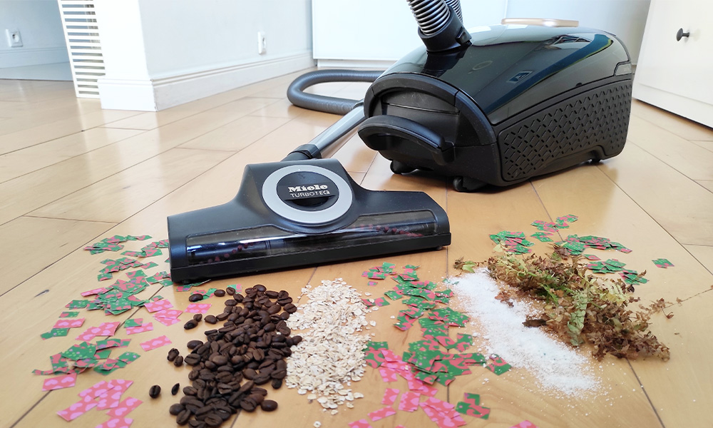 test odkurzacza Miele Guard L1 Cat and Dog wciąganie śmieci