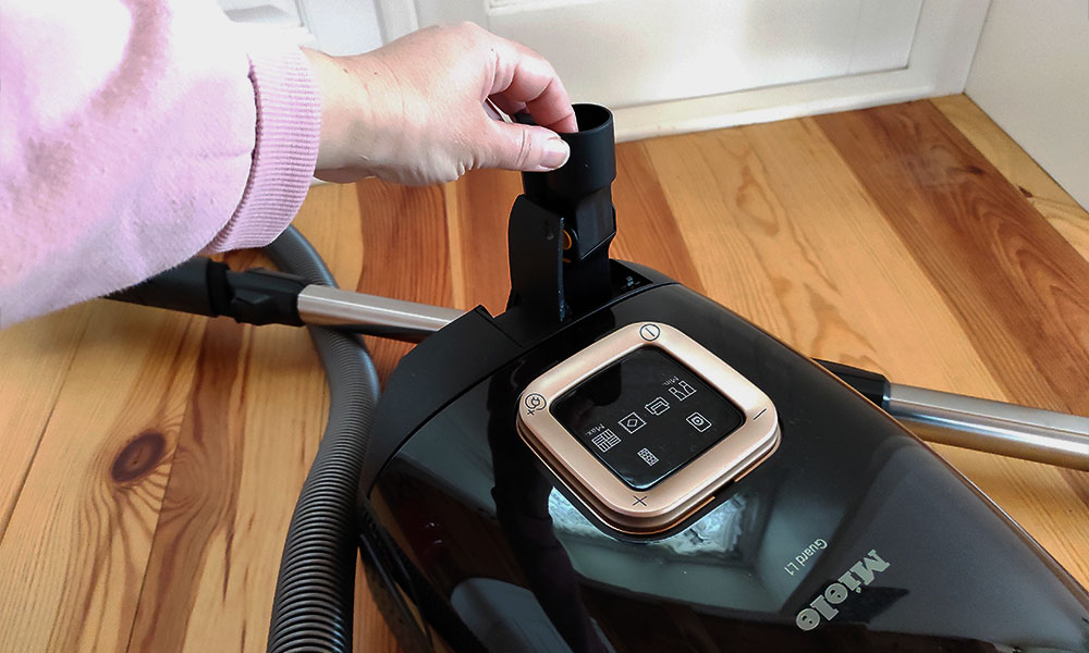 test odkurzacza Miele Guard L1 Cat and Dog wyjmowanie ssawki 2 w 1 ze schowka