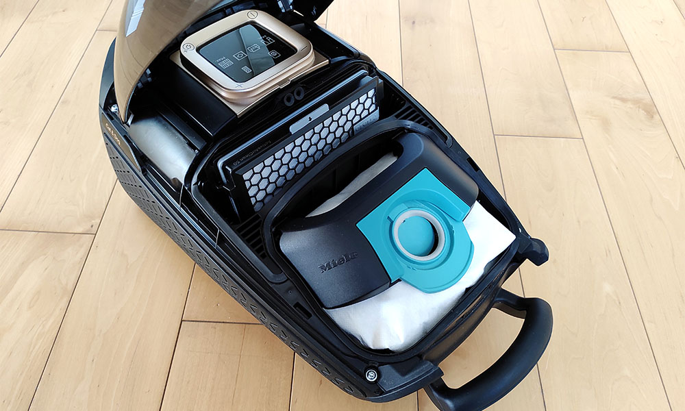 odkurzacz Miele Guard L1 Cat and Dog z otwartą pokrywą