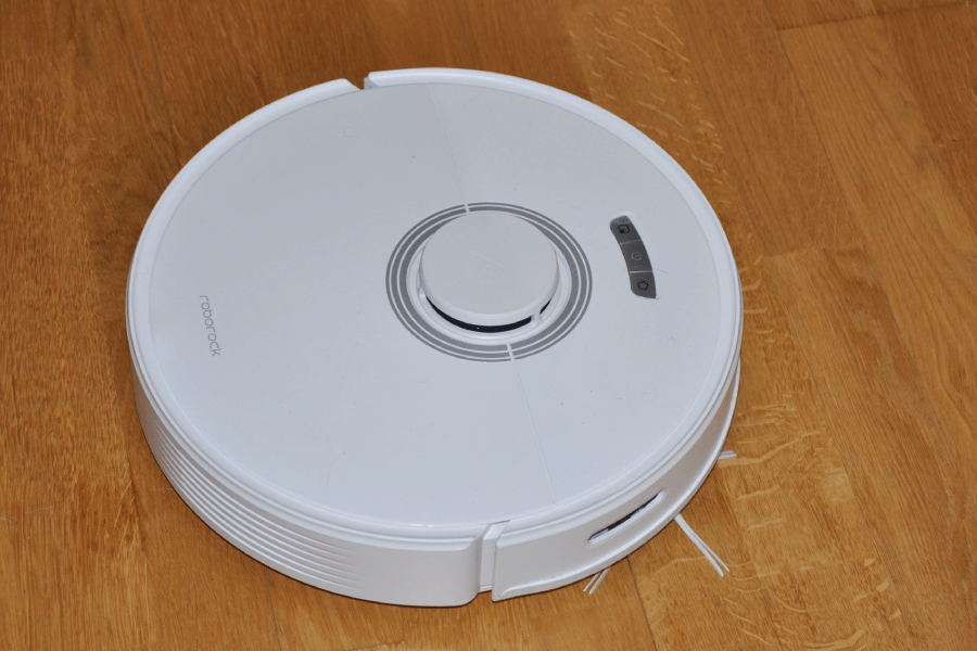 Montaż jest więc banalnie prosty. W podstawie znajduje się bezpiecznie przymocowany klucz imbusowy, aby łatwo połączyć stację z podstawą.