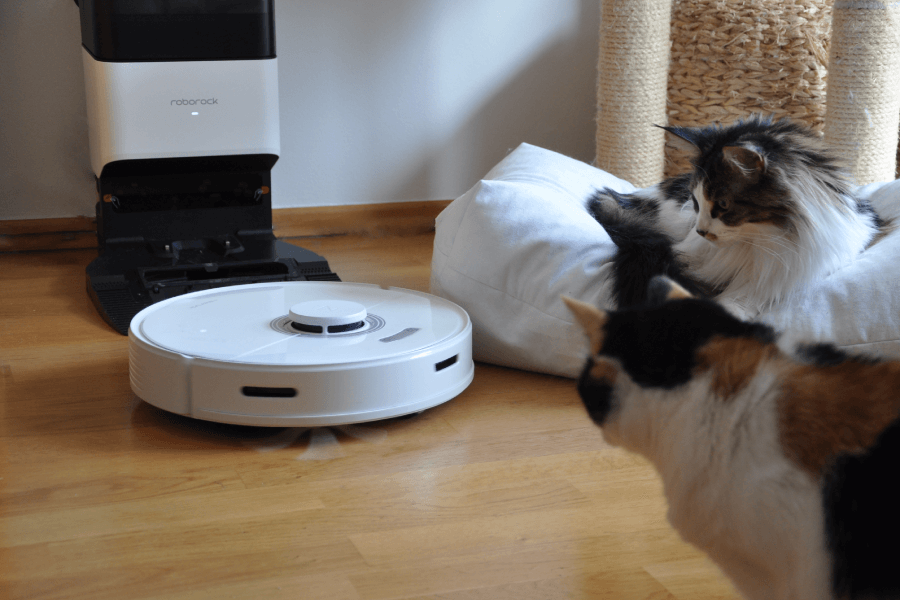 Czujniki urządzenia są wrażliwe i nie ma mowy o tym, aby gdzieś uderzyło. Wystarczyło, aby lekko dotknęło łapy któregoś ze swoich zaciekawionych czworonożnych towarzyszy, i od razu zmieniało kierunek lub próbowało go delikatnie ominąć.