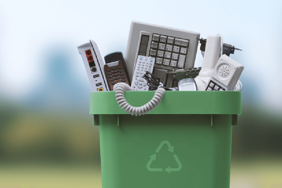 Aby usprawnić i uporządkować recykling elektroodpadów na terenie Unii Europejskiej, 4 lipca 2012 r. weszła w życie specjalna Dyrektywa Parlamentu Europejskiego i Rady 2012/19/UE, dzieląca elektrośmieci na 10 grup. 15 sierpnia 2018 r. ograniczono liczbę grup do sześciu głównych, według których określana jest kategoria utylizowanych sprzętów.
