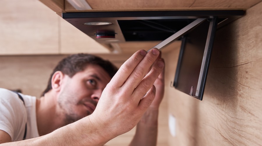 montaz_ okapu_podaszafkowego