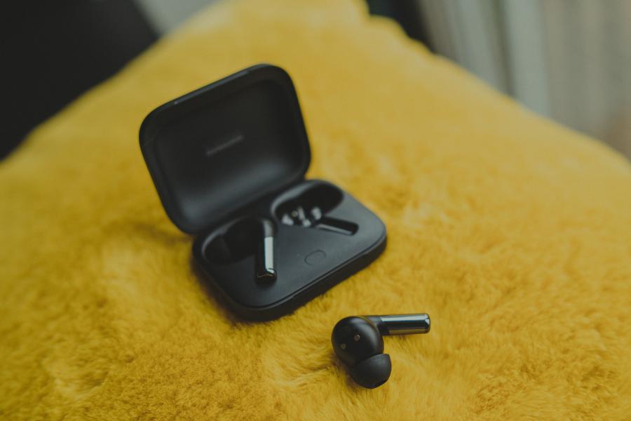 słuchawki oneplus buds pro 2 na ż&oacute;łtej poduszcze