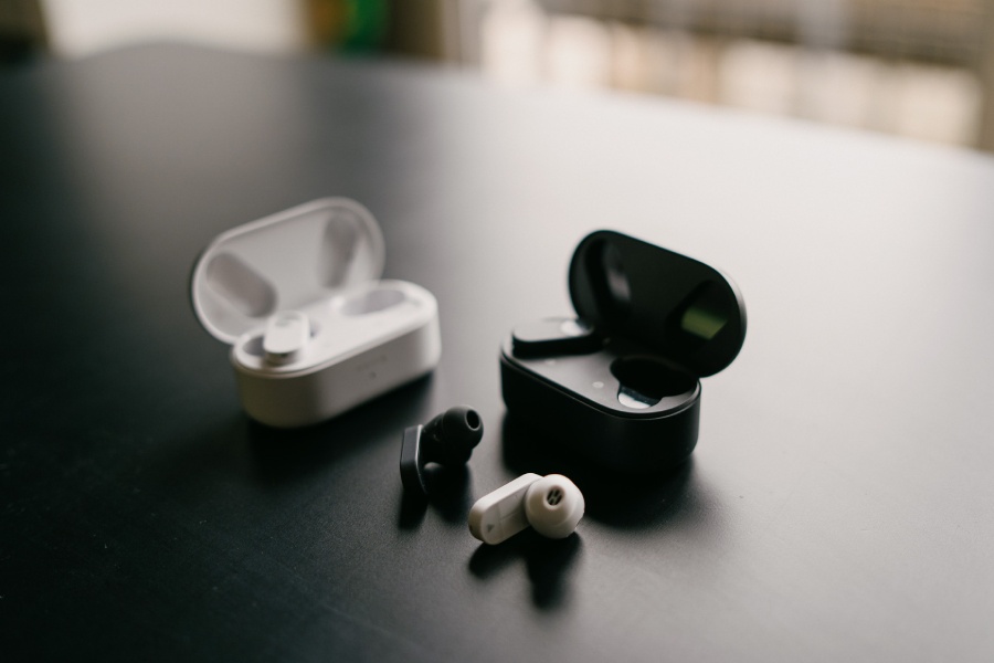 słuchawki OnePlus Nord Buds 2 w dwóch wersjach kolorystycznych na czarnym stole