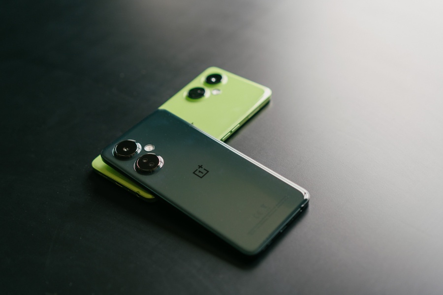 dwa smartfony OnePlus Nord CE3 Lite 5G leżą na czarnym stole