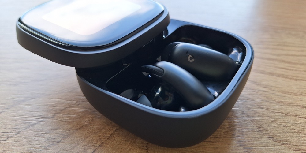 Czarne otwarte etui ze słuchawkami Soundcore Liberty 5 pro max leży na blacie.