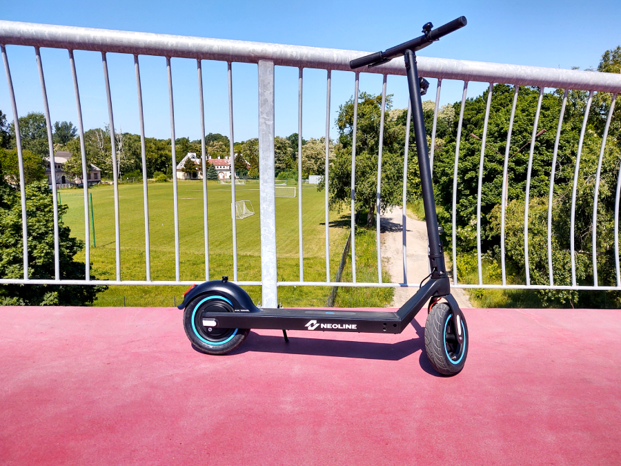 Bardzo zaskoczyła mnie minimalistyczna konstrukcja hulajnogi Neoline T28.