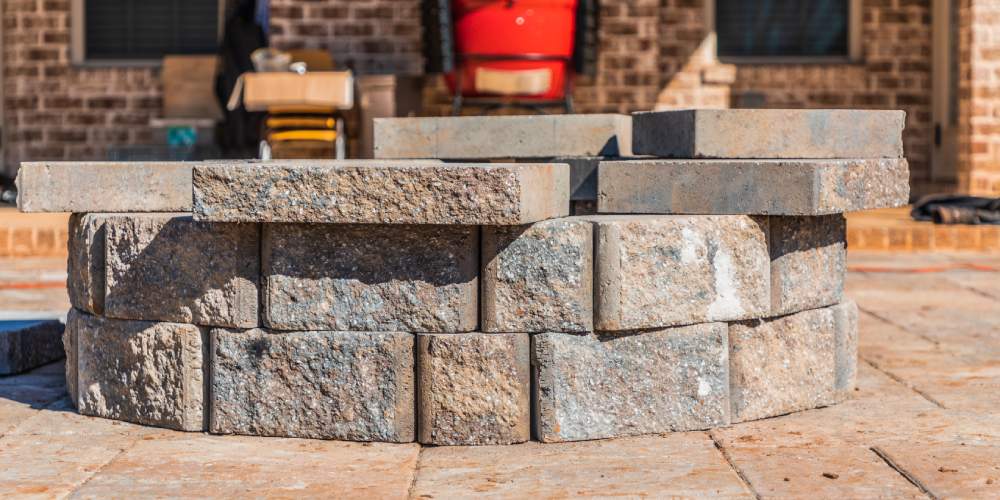 palenisko ogrodowe z kamienia w trakcie budowy