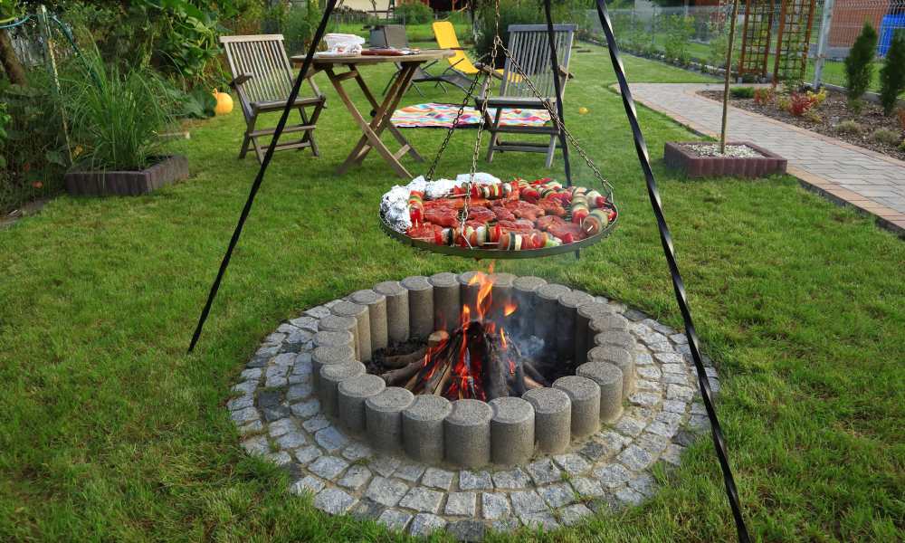 palenisko ogrodowe okrągłe z wiszącym garnkiem nad nim