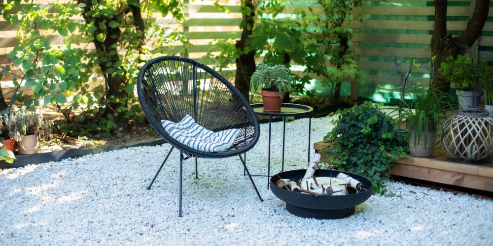 palenisko-ogrodowe-stalowe-na-białym-żwirku-w-ogrodzie