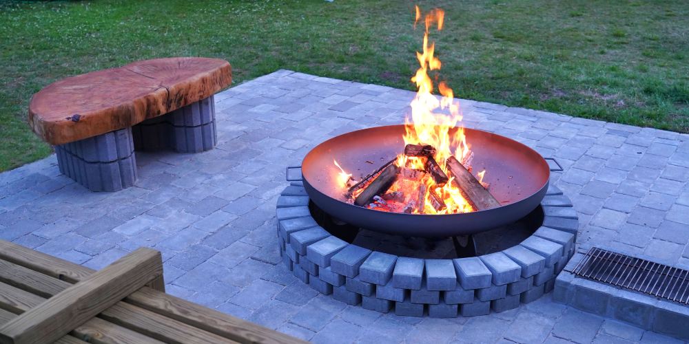 palenisko żeliwne w kręgu z cegieł