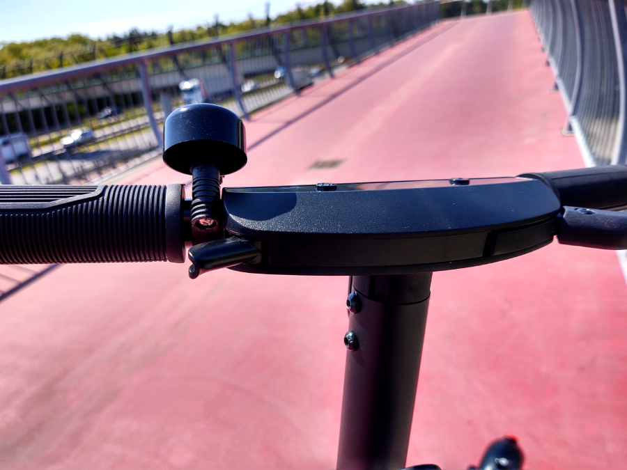 Największym zaskoczeniem jest spory panel na kierownicy. Plastikowa obudowa zajmuje prawie całą kierownicę &ndash; pozostawia jedynie niewielką przestrzeń przeznaczoną na dzwonek przy manetkach.