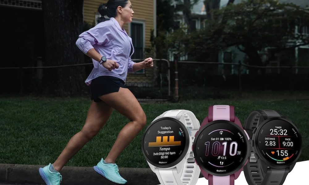 Kobieta podczas biegania z założonym smartwatchem Garmin z Garmin Pay.