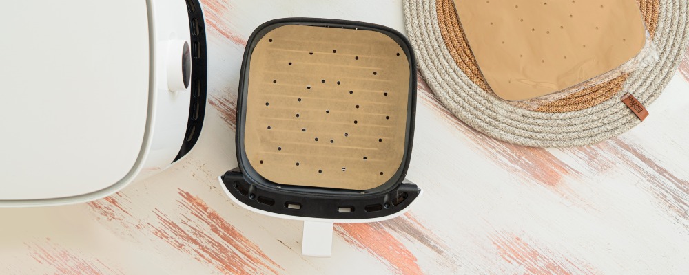 widok na air fryer wyłożony dziurkowanym papierem