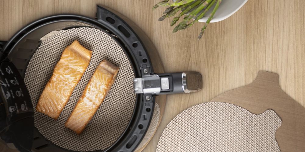 widok na air fryer z koszem wyłożonym matą