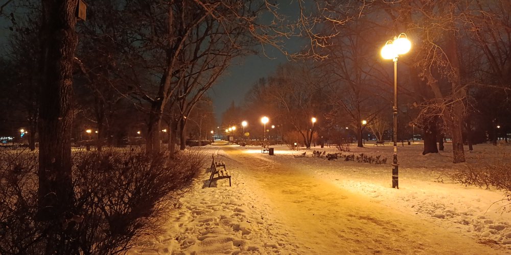 Nocne zdjęcie z xiaomi redmi note 15 w zaśnieżonym parku.