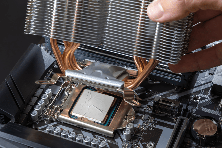 IHS (metalowy element procesora), tak jak oszlifowana płytka chłodzenia, ma mikroskopijne nierówności. Choć oba te elementy są zrobione z metali mających bardzo dużą przewodność cieplną, to przez te nierówności chłodzenie nie działa optymalnie, a tym samym nie ochładza CPU.