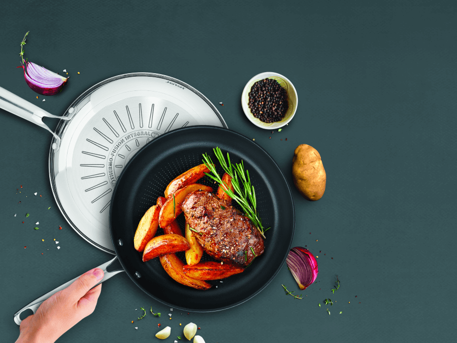 Patelnia z powłoką nieprzywierającą, kt&oacute;rej korpus jest wykonany ze stali