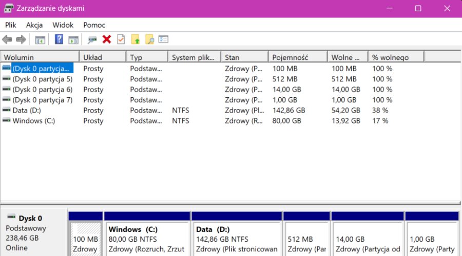 Na ekranie powinno się pojawić okno z dostępnymi nośnikami znajdującymi się w komputerze. Aby wydzielić partycję z jakiegoś dysku, należy kliknąć na prostokąt znajdujący się w dolnym segmencie zawierający pożądany przez nas dysk, a następnie wybrać opcję &bdquo;zmniejsz wolumin&rdquo;.