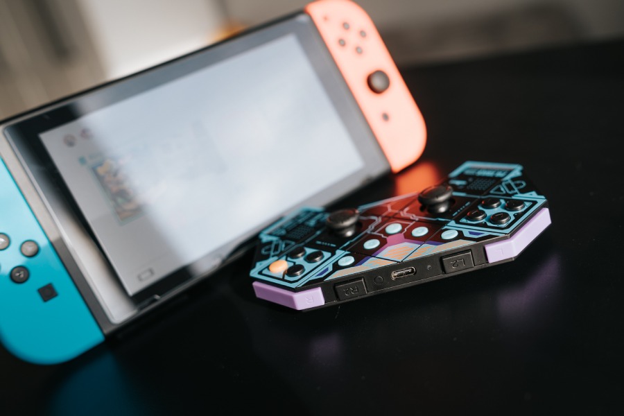 gamepad PB Tails CHOC 2.0 na tle nintendo switch